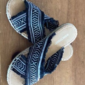 MINNETONKA pepper slip on sandal, trendy, brand new